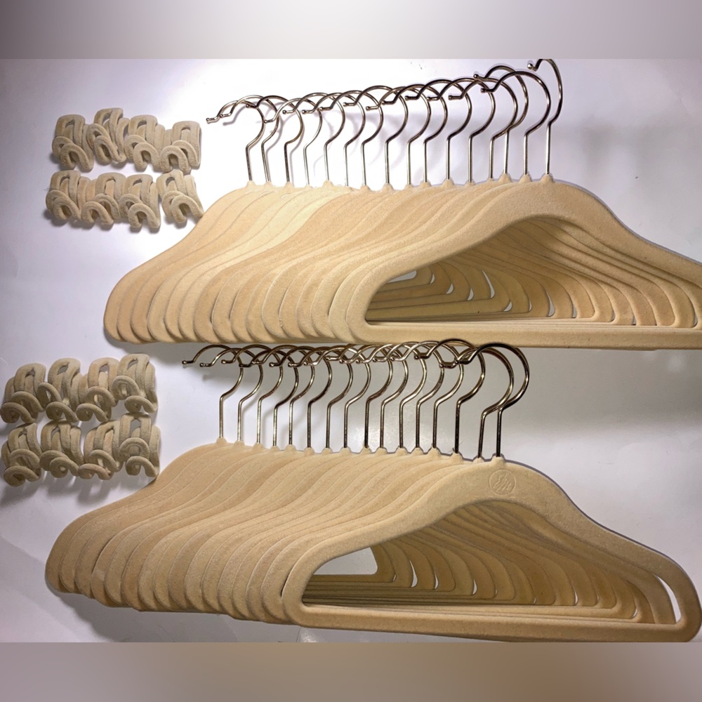 32 Kids Huggable Hangers Tan with 32 Hooks
